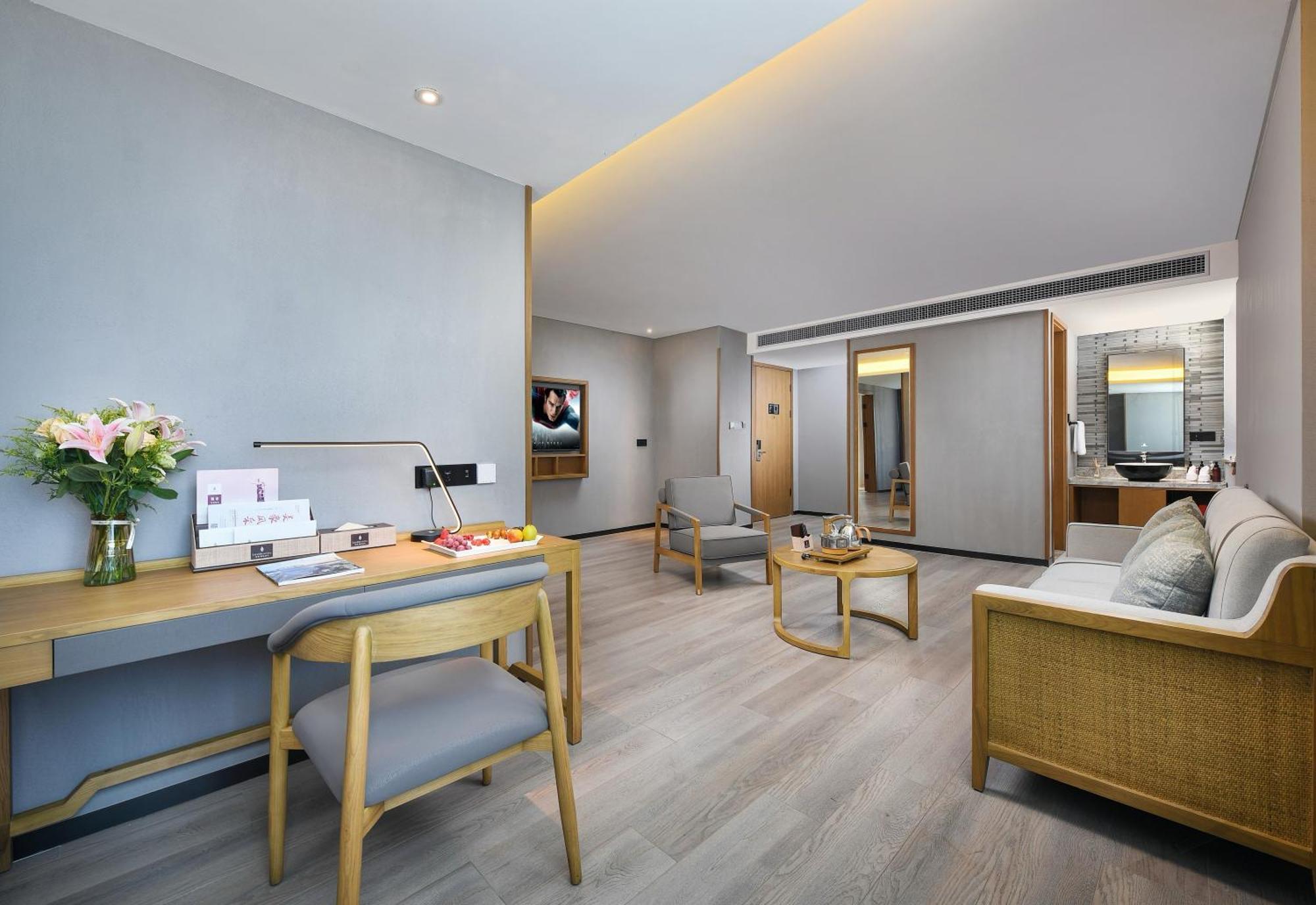 Mehood Lestie International Hotel Nancun Wanbo Metro Station Branch - Free Shuttle Bus To Canton Fair Complex During Canton Fair Period & Free Breakfast & Free Afternoon Tea & Free Midnight Snack & Free Vpn Internet Access エクステリア 写真