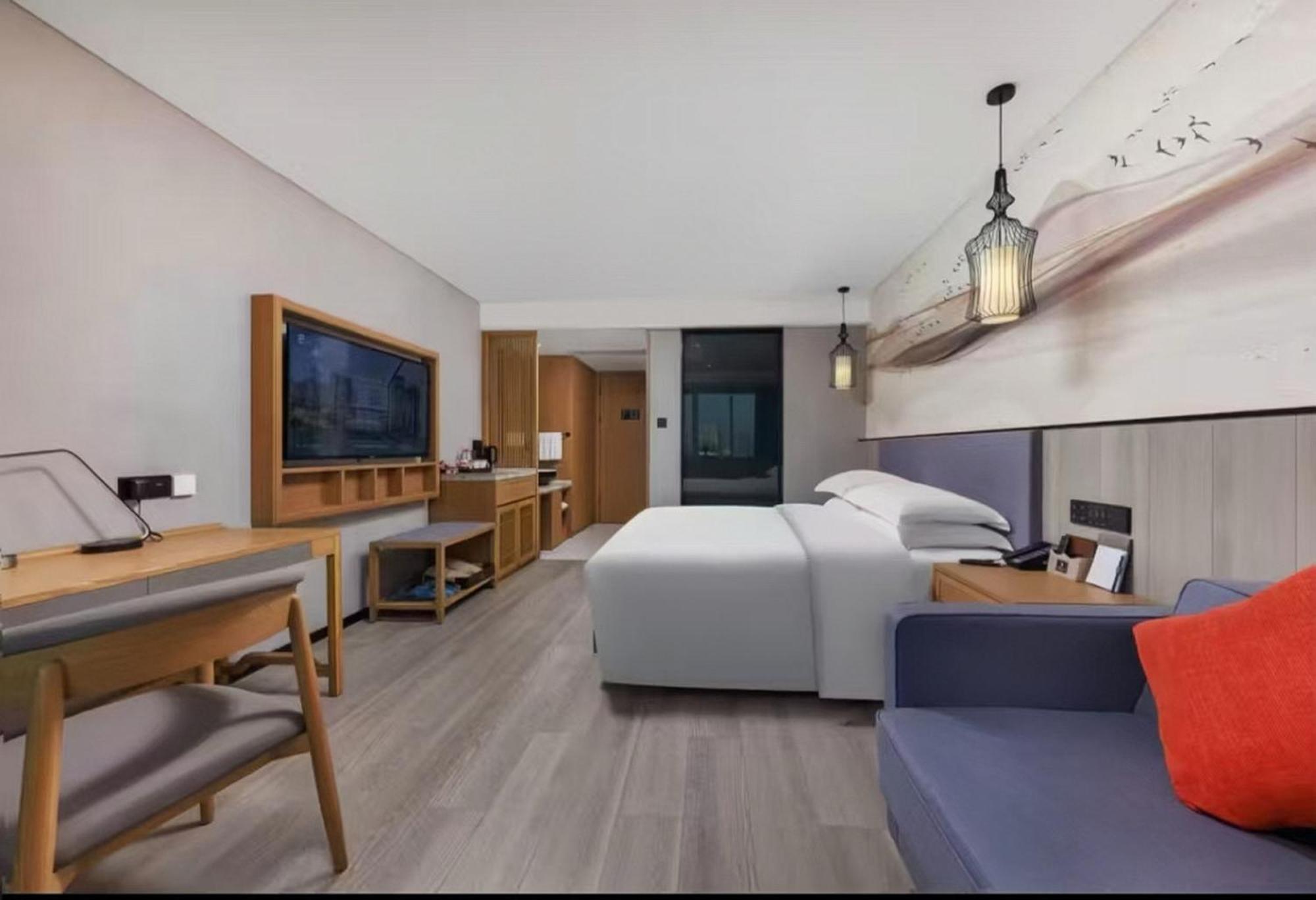 Mehood Lestie International Hotel Nancun Wanbo Metro Station Branch - Free Shuttle Bus To Canton Fair Complex During Canton Fair Period & Free Breakfast & Free Afternoon Tea & Free Midnight Snack & Free Vpn Internet Access エクステリア 写真