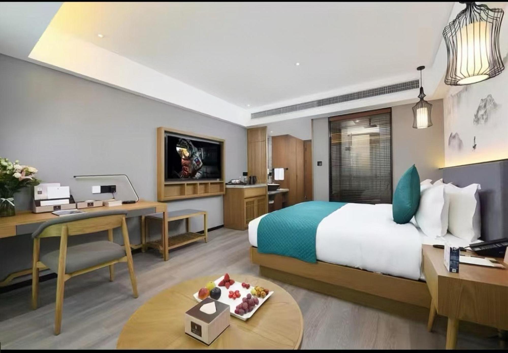 Mehood Lestie International Hotel Nancun Wanbo Metro Station Branch - Free Shuttle Bus To Canton Fair Complex During Canton Fair Period & Free Breakfast & Free Afternoon Tea & Free Midnight Snack & Free Vpn Internet Access エクステリア 写真