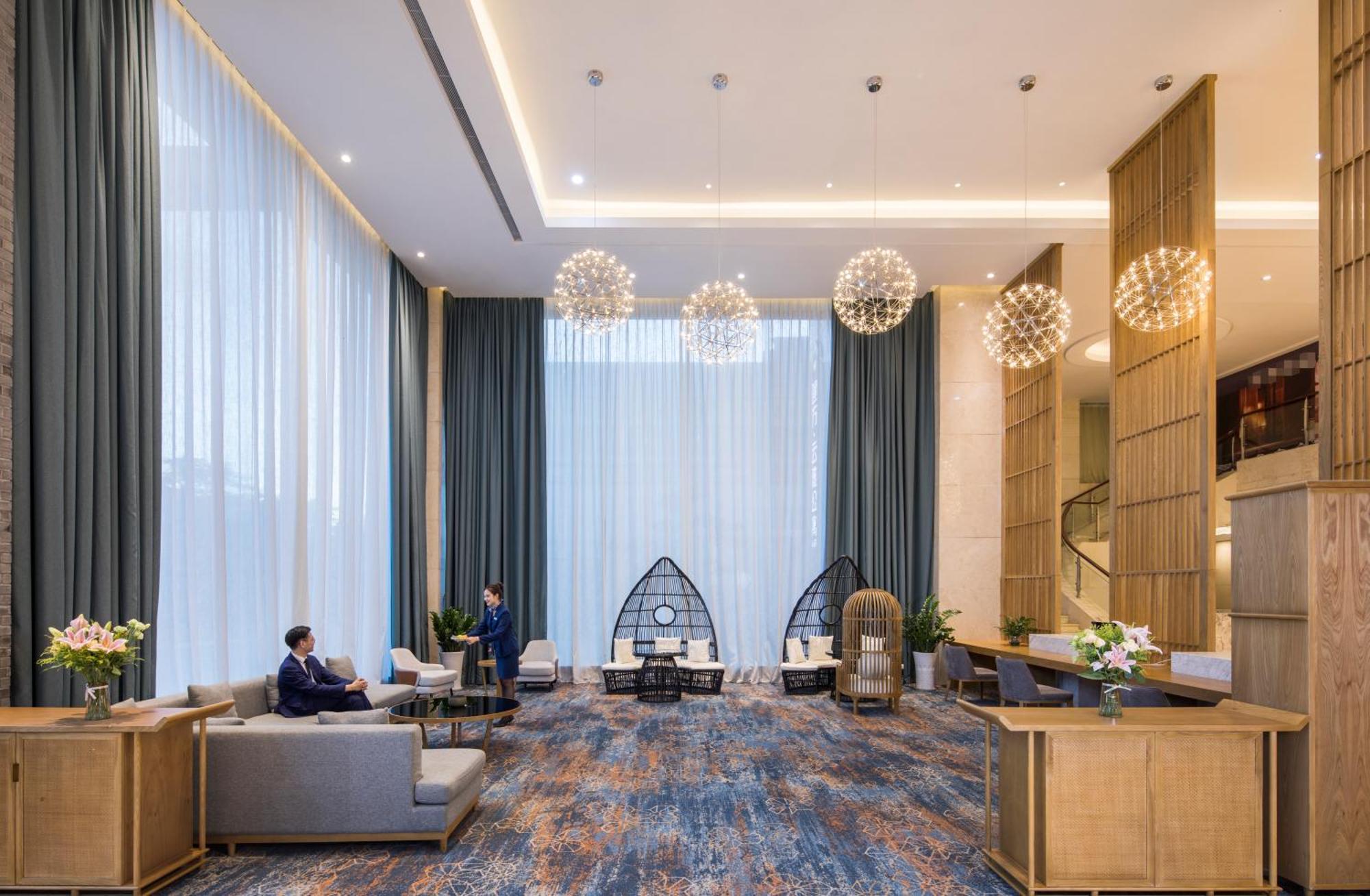 Mehood Lestie International Hotel Nancun Wanbo Metro Station Branch - Free Shuttle Bus To Canton Fair Complex During Canton Fair Period & Free Breakfast & Free Afternoon Tea & Free Midnight Snack & Free Vpn Internet Access エクステリア 写真