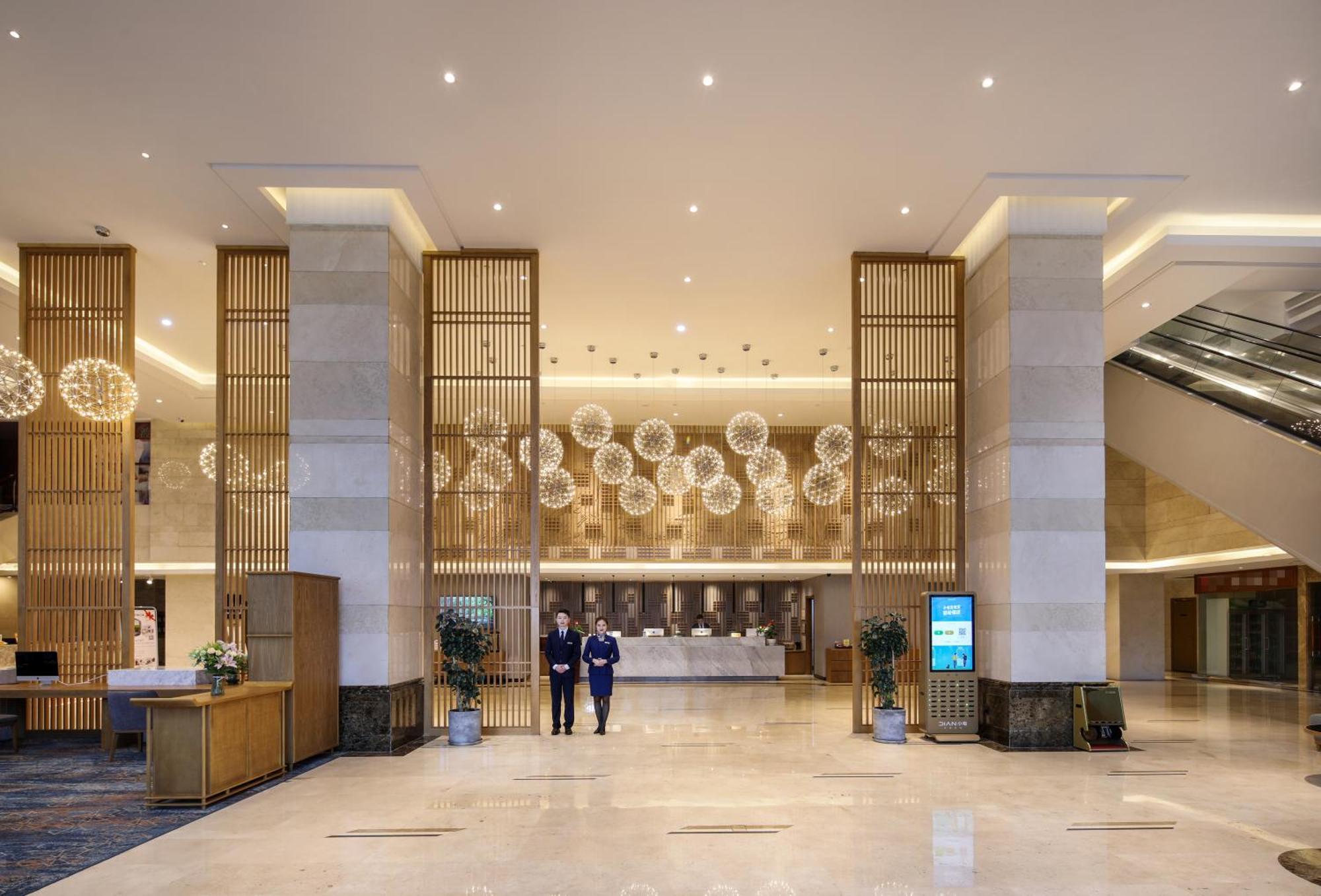 Mehood Lestie International Hotel Nancun Wanbo Metro Station Branch - Free Shuttle Bus To Canton Fair Complex During Canton Fair Period & Free Breakfast & Free Afternoon Tea & Free Midnight Snack & Free Vpn Internet Access エクステリア 写真