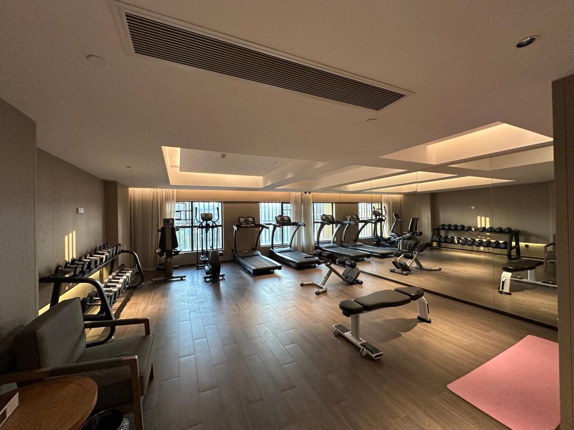 Mehood Lestie International Hotel Nancun Wanbo Metro Station Branch - Free Shuttle Bus To Canton Fair Complex During Canton Fair Period & Free Breakfast & Free Afternoon Tea & Free Midnight Snack & Free Vpn Internet Access エクステリア 写真