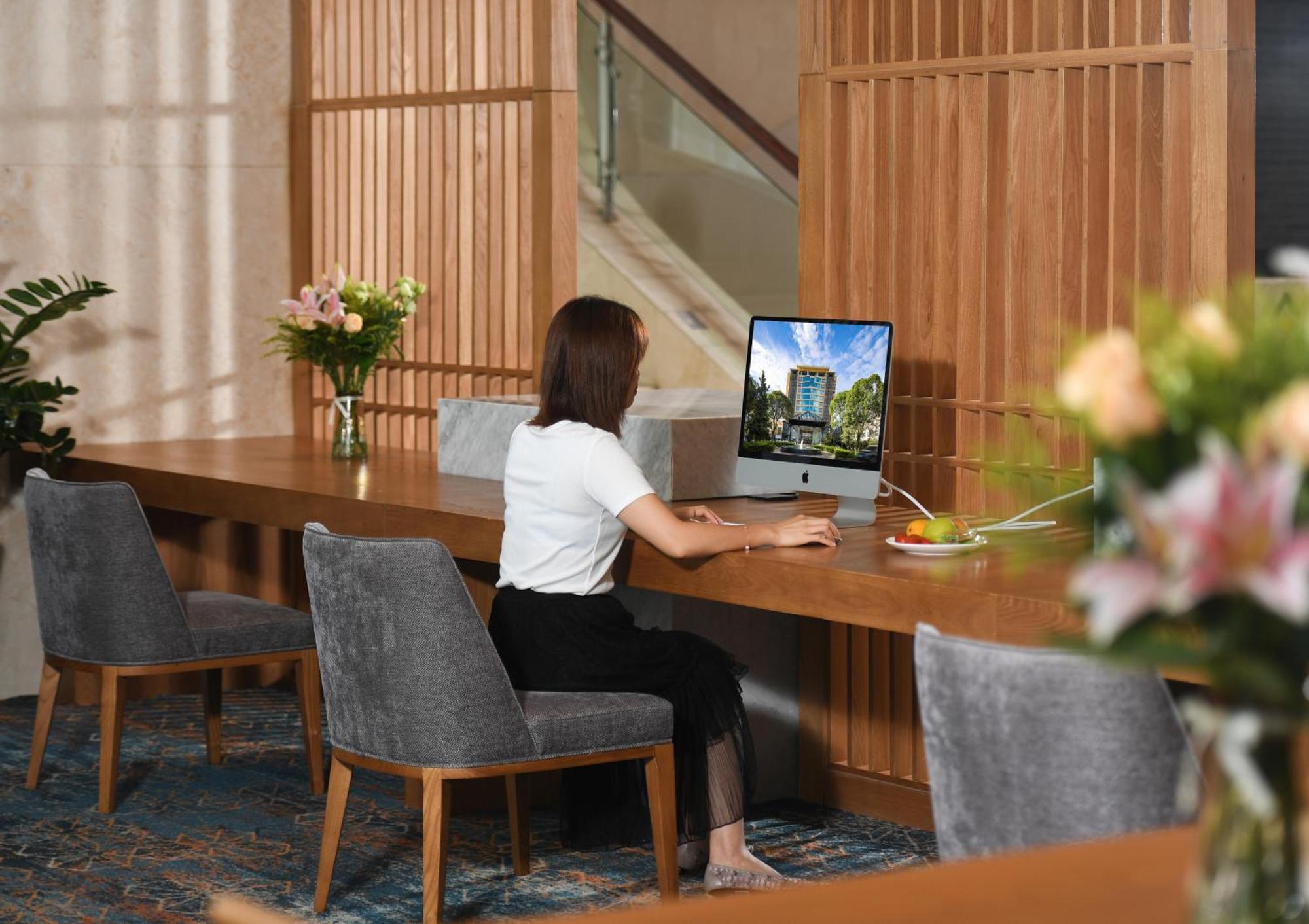 Mehood Lestie International Hotel Nancun Wanbo Metro Station Branch - Free Shuttle Bus To Canton Fair Complex During Canton Fair Period & Free Breakfast & Free Afternoon Tea & Free Midnight Snack & Free Vpn Internet Access エクステリア 写真